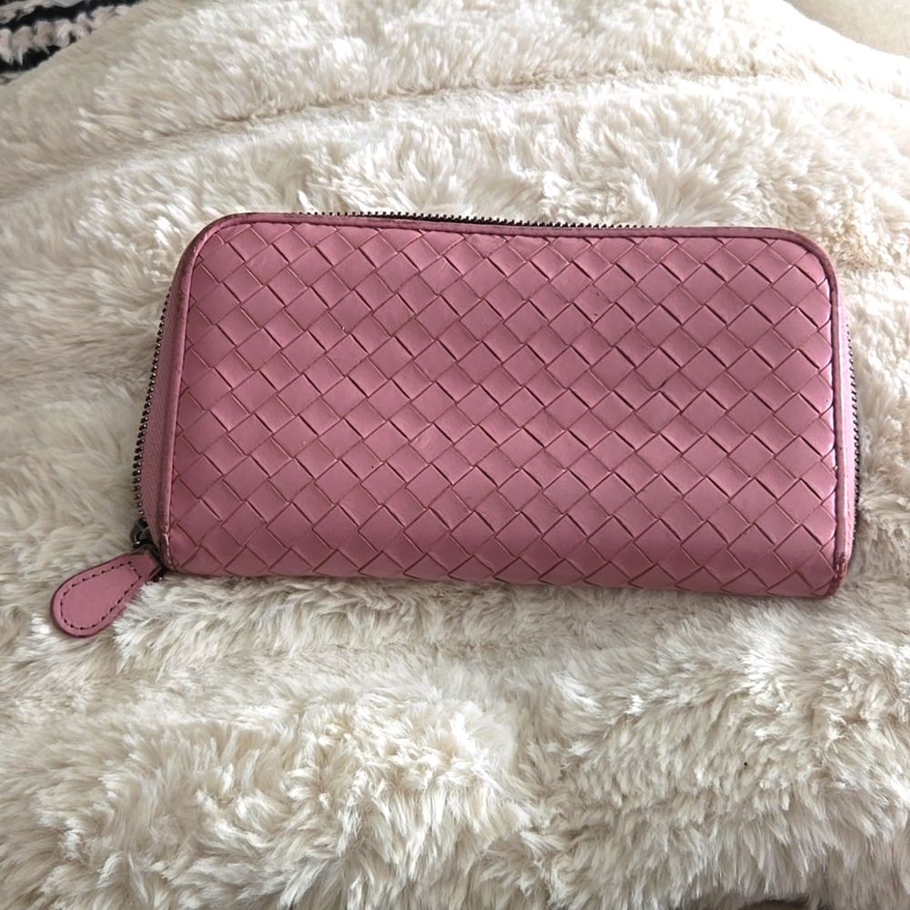 Bottega Venta Preloved wallet great condition inside & out, mauve.